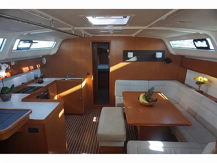 Charter a Bavaria Bavaria Cruiser 51 (5 cab.) in Alimos on Samboat