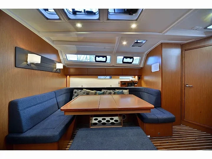 Charter a Bavaria Cruiser 46 in Alimos on Samboat