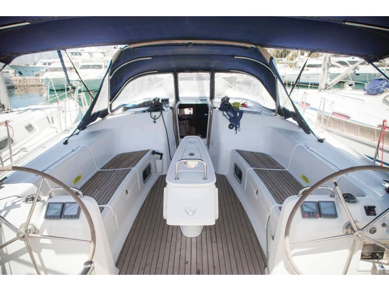 Hire Sailboat with or without skipper Bénéteau Adámas