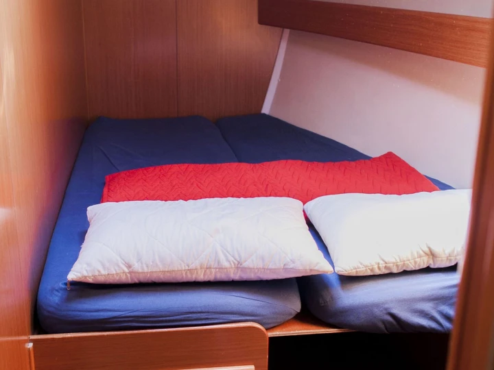 Sailboat to hire Adámas at the best price