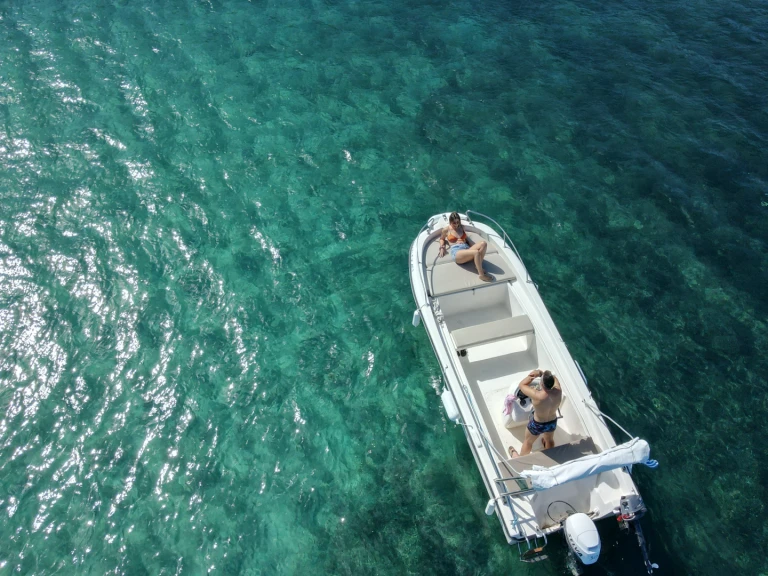 Hire Motorboat Nireus with a boat licence