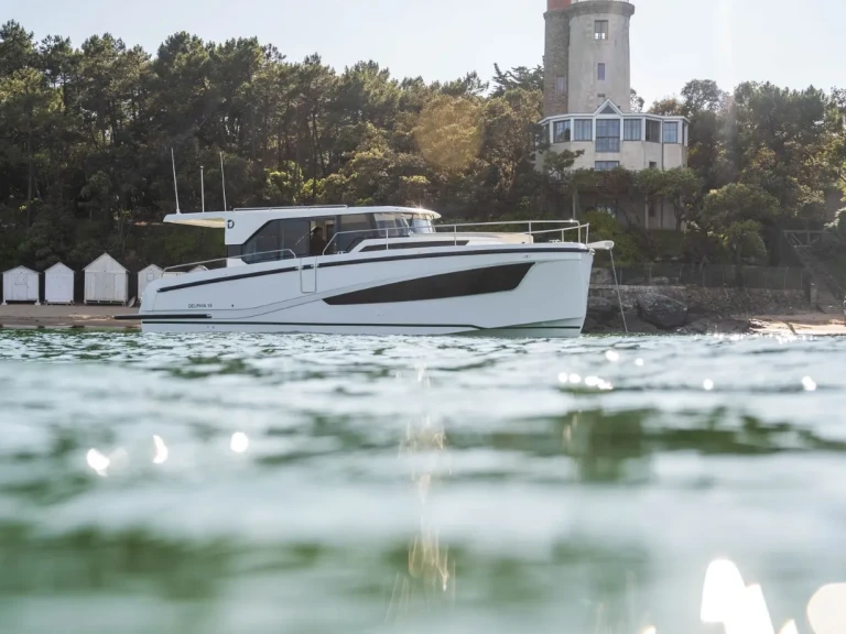 Yacht hire Split cheap Delphia 10 Sedan