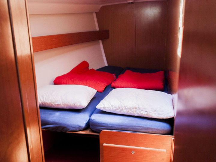 Sailboat to hire Adámas at the best price