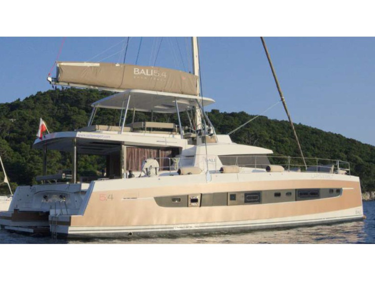 Hire Catamaran Bali with a boat licence