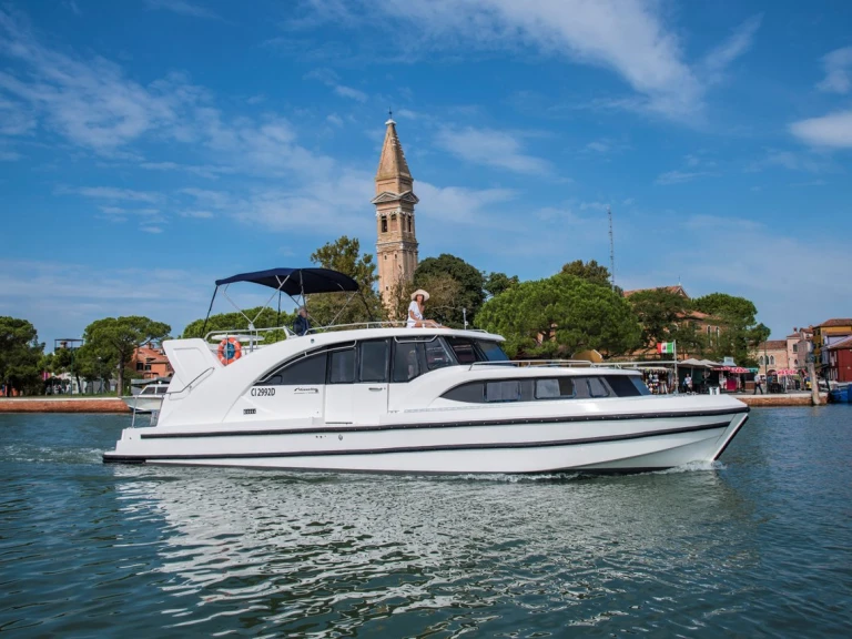 Luxury Yacht to hire Casale sul Sile at the best price