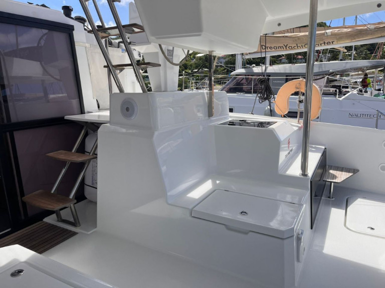 Hire Catamaran Fountaine Pajot with a boat licence