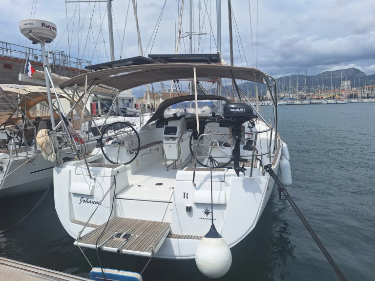 Sailboat to hire Toulon at the best price