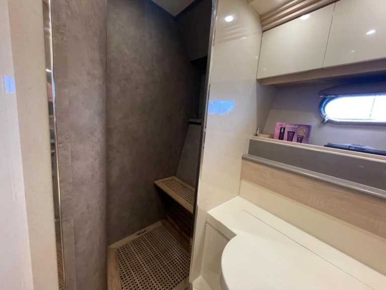 Hire Luxury Yacht Bayliner with a boat licence