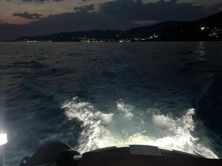 Yacht charter Castellammare di Stabia - Pirelli Pzero 880 Sport on SamBoat