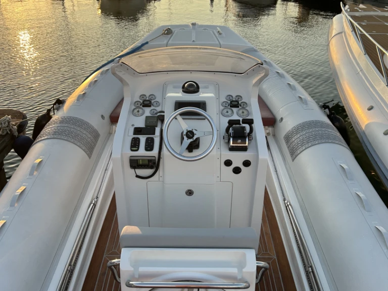 Yacht hire Castellammare di Stabia cheap Pzero 880 Sport