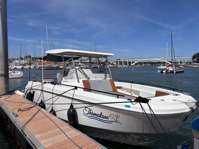 Hire Motorboat Bénéteau with a boat licence