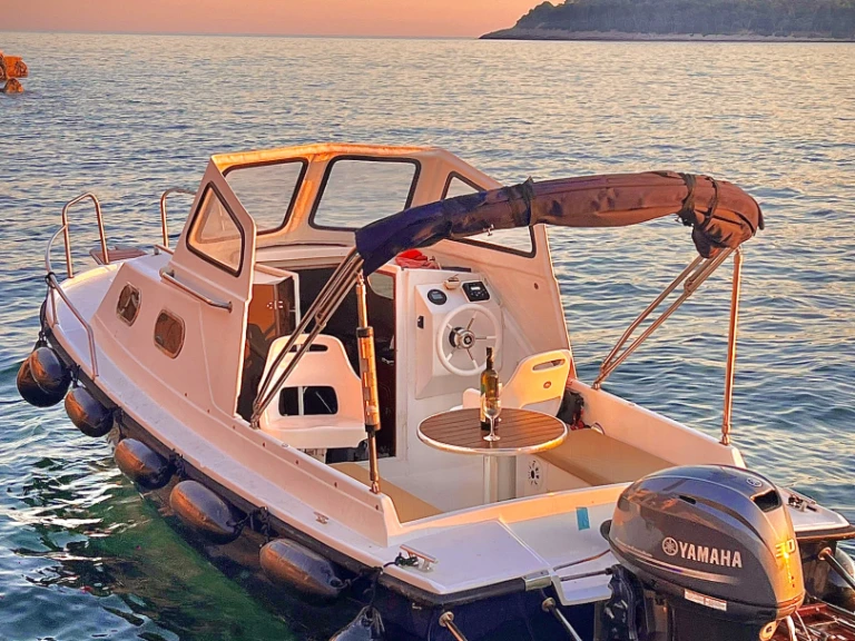 Hire RIB Maestral with a boat licence