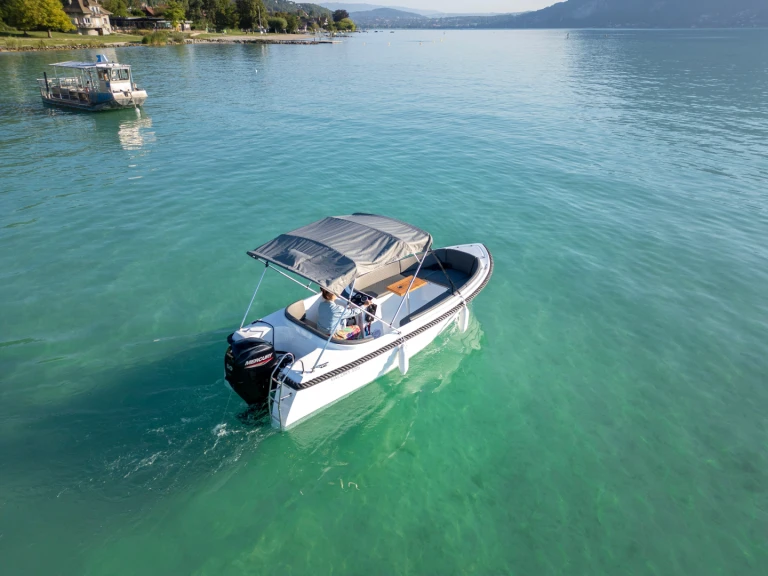 Hire a boatbuilding motor yacht boatbuilding motor yacht valory 555 Vieux Port de Cannes