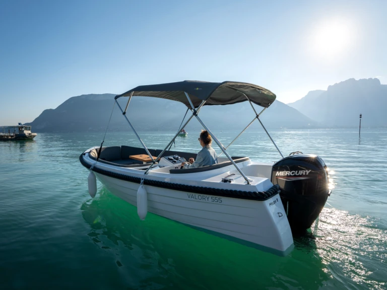 Yacht hire Vieux Port de Cannes cheap boatbuilding motor yacht valory 555