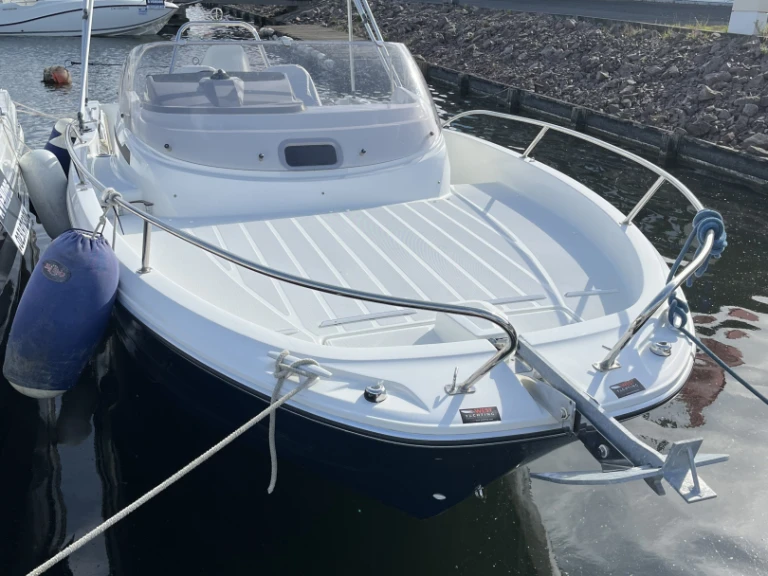 Hire Motorboat Jeanneau with a boat licence