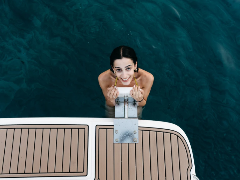 Motorboat hire in Mílos - Sea Ray SDX 250