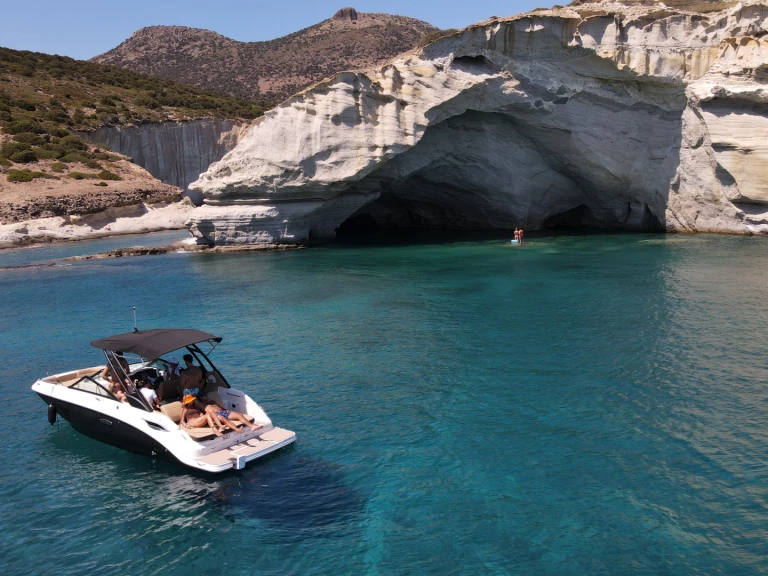 Hire a Sea Ray SDX 250 Mílos