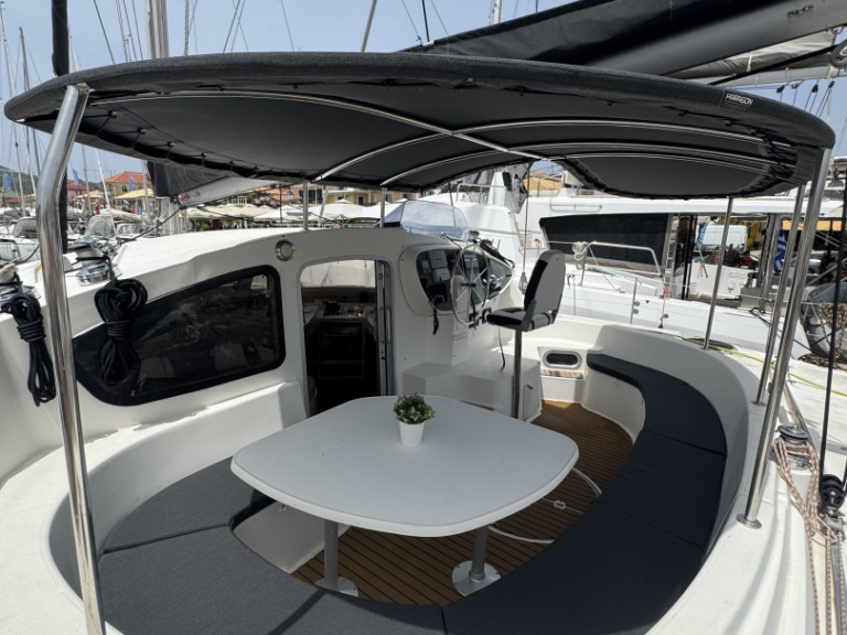 Catamaran to hire Lefkáda at the best price