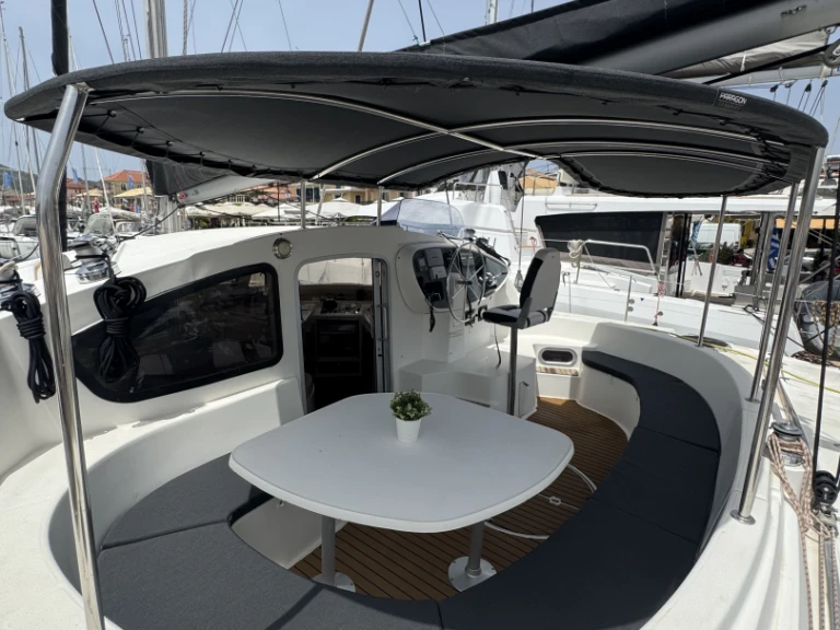 Catamaran to hire Lefkáda at the best price