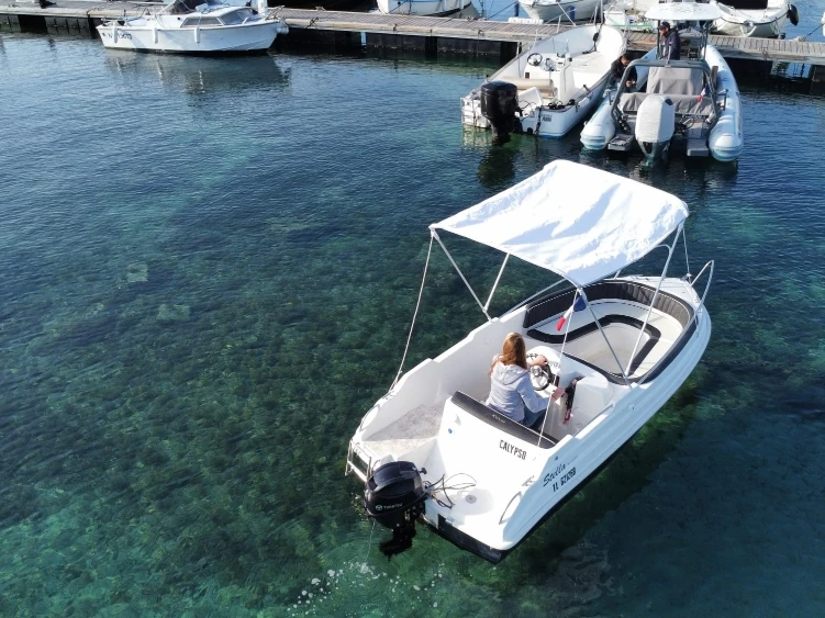 Hire Motorboat kruger with a boat licence