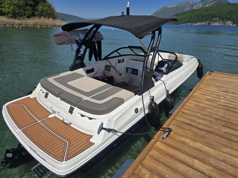 Hire Motorboat Bayliner with a boat licence