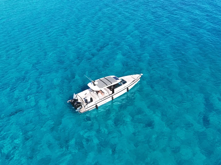 Hire Motorboat Axopar with a boat licence