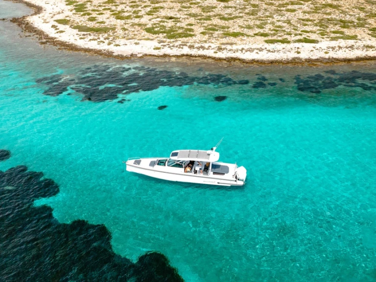 Hire Motorboat Axopar with a boat licence