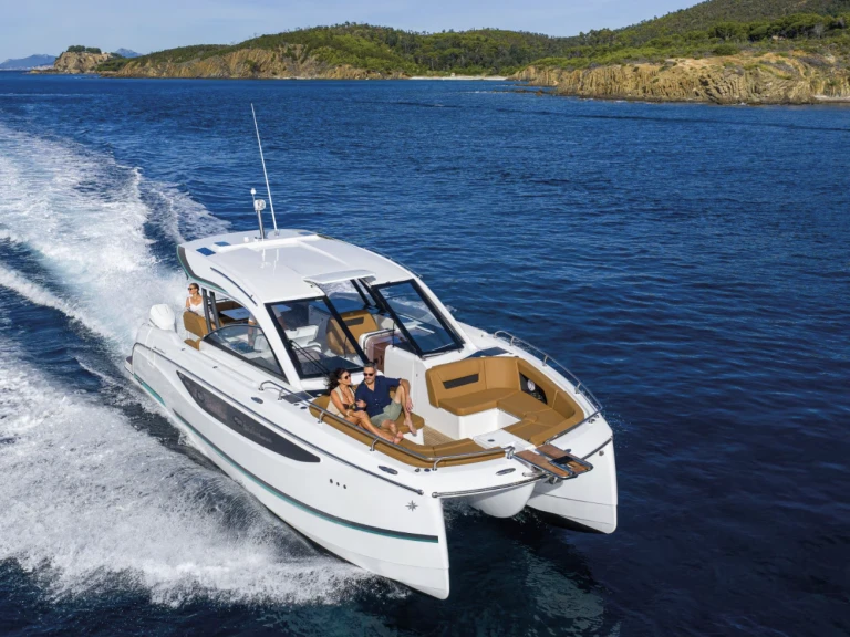 Luxury Yacht hire in Grand Piquey - Jeanneau TH 33