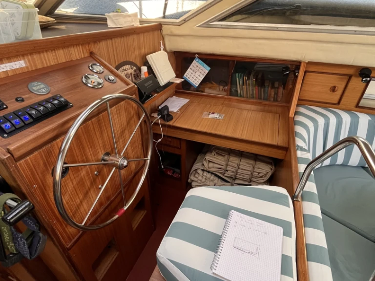 Charter a Jouet 1040 MS in Marseille on Samboat