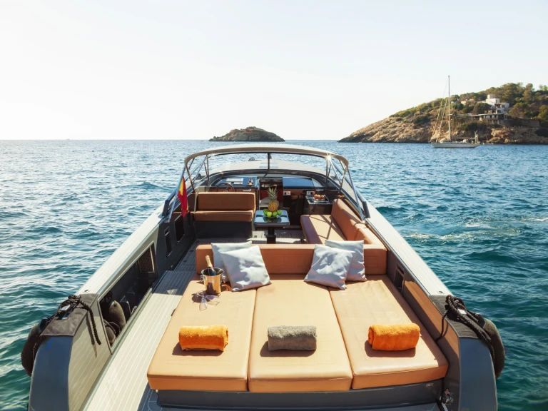 Charter a VanDutch VanDutch 40 in Marina Botafoch on Samboat