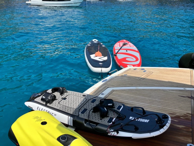 Luxury Yacht to hire Antibes at the best price