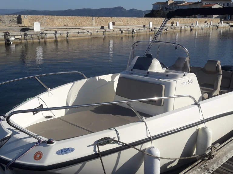 Hire Motorboat Quicksilver with a boat licence