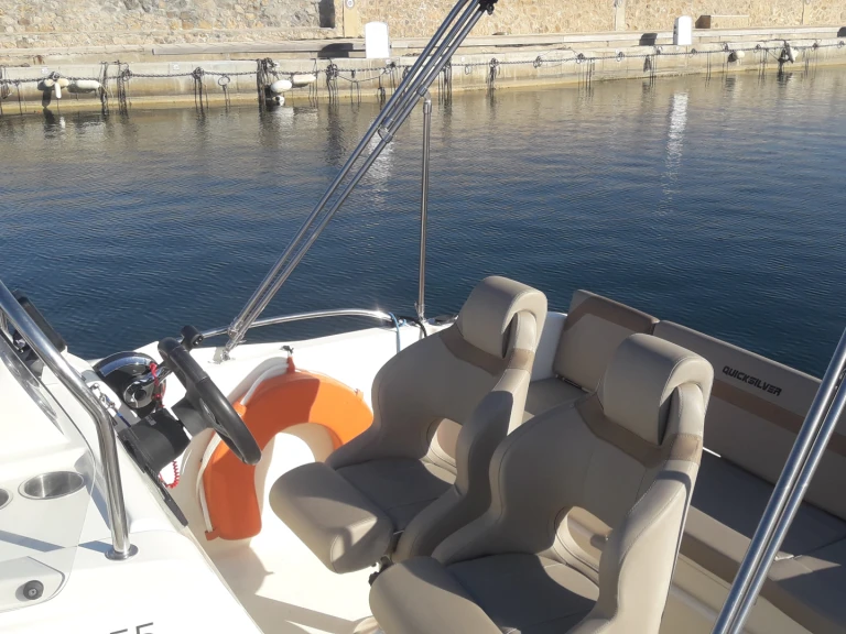 Yacht charter Six-Fours-les-Plages - Quicksilver Quicksilver 555 Activ Open on SamBoat