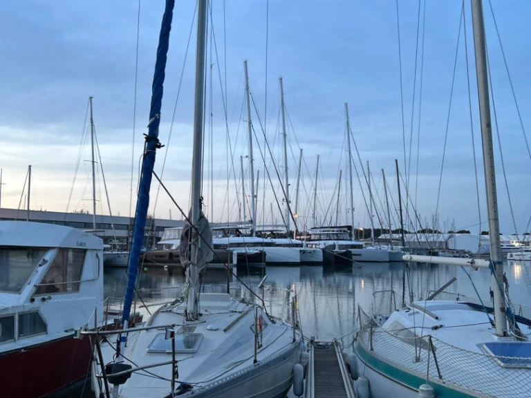 Hire Sailboat with or without skipper Bénéteau Canet-en-Roussillon
