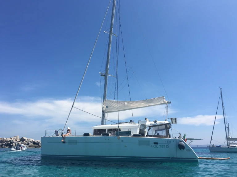 Hire Catamaran Lagoon with a boat licence