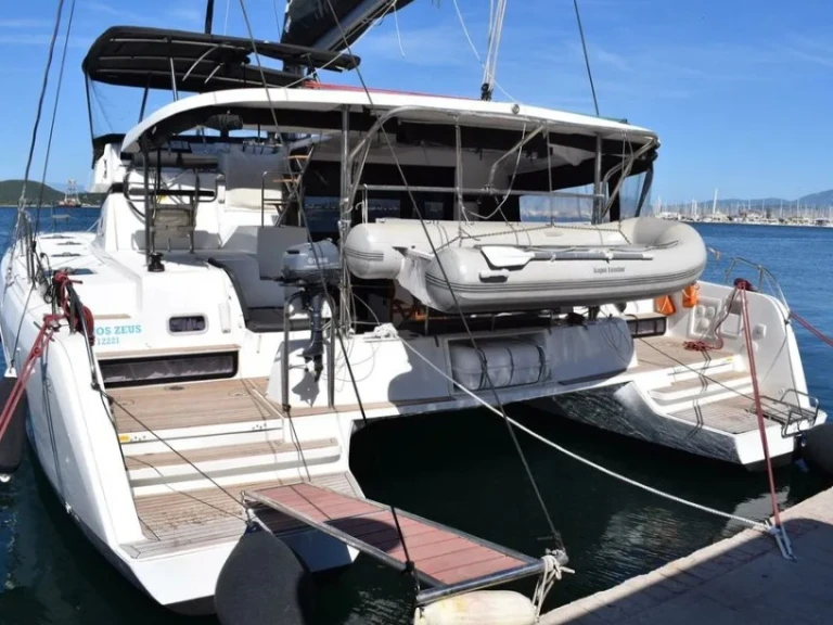 Hire Catamaran Lagoon with a boat licence