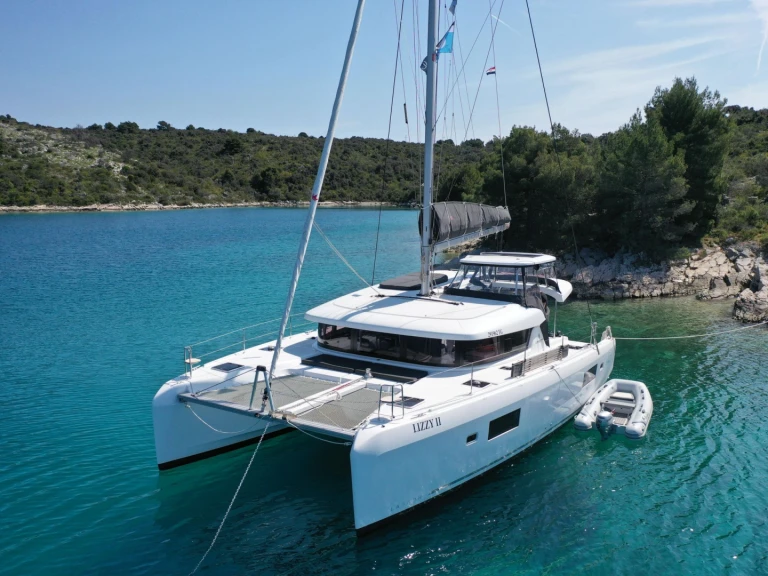 Hire Catamaran Lagoon with a boat licence