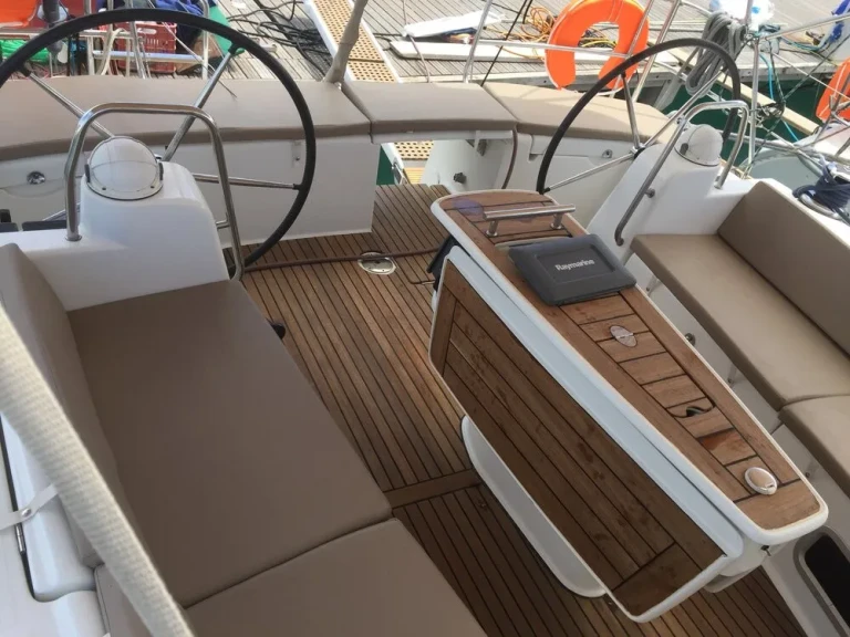 Sailboat hire in Alimos - Bénéteau Oceanis 50 Family