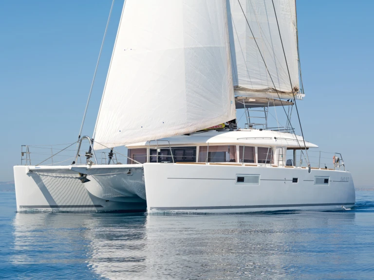 Catamaran to hire Trget at the best price