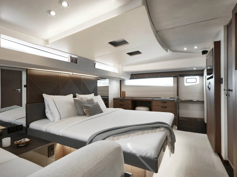 Charter a Prestige Prestige M48 in Castellammare di Stabia on Samboat