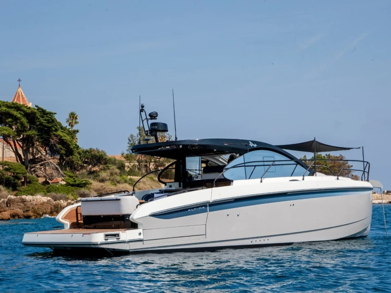 Hire Motorboat Bénéteau with a boat licence