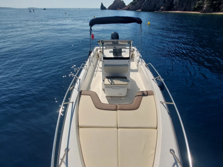 Motorboat hire in Port de la Rague - Boston Whaler Boston Whaler 220 Dauntless