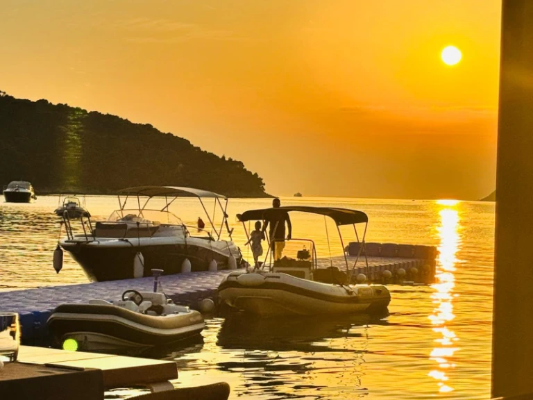 Motorboat hire in Dubrovnik - Jeanneau cap camarat 7.5WA