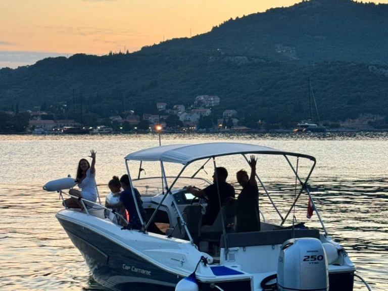 Hire Motorboat Jeanneau with a boat licence