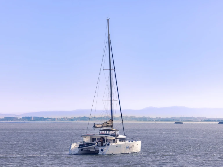 Hire Catamaran Lagoon with a boat licence