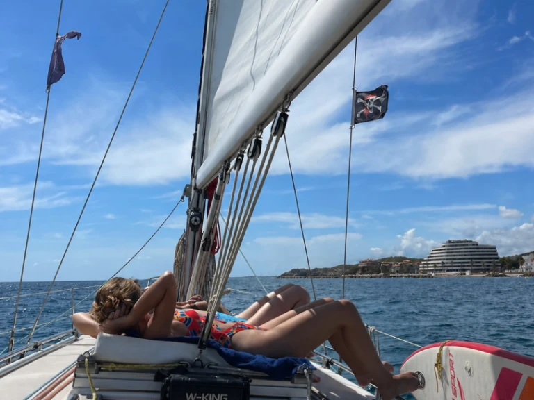 Hire a Bavaria Bavaria 38 Cruiser Sitges