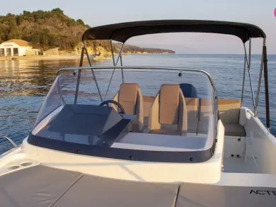 Yacht charter Kolýmpia - Quicksilver Activ 675 Sundeck on SamBoat