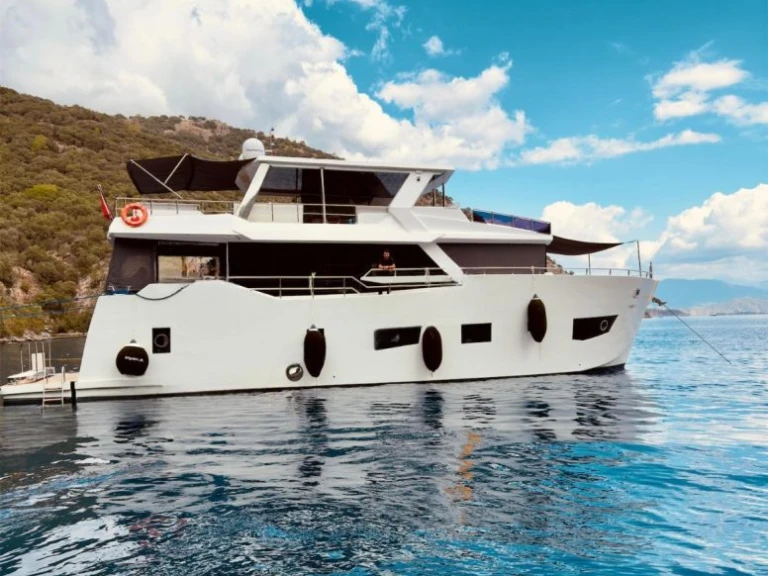 Hire Motorboat Custom Made with a boat licence