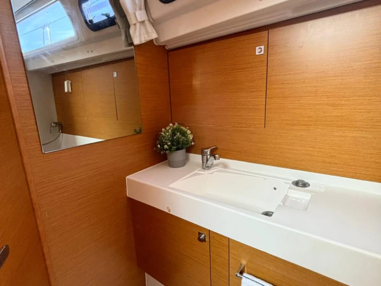 Yacht charter La Pobla de Farnals - Jeanneau Sun Odyssey 509 on SamBoat