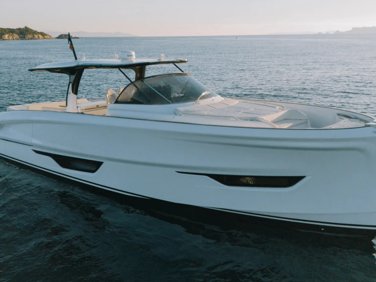 Hire Luxury Yacht Solaris Power with a boat licence